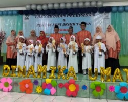 Bertempat di Aula Prof. Dr. Didin Hafidhuddin, TK IT Dinamika Umat, Telaga Kahuripan, Bogor, Jawa Barat, menggelar Tasyakuran dan Pentas Seni Akhir Tahun Ajaran 2024/2025 Angkatan pertama, Jumat, (27/6/2025).