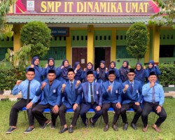 Guru SMP-SMA IT mengadakan perfotoan bersama dengan menggunakan seragam biru dan jas YDU