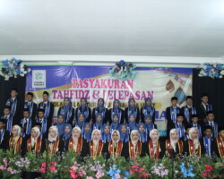 Sekolah Islam Terpadu (SIT) Dinamika Umat, Telaga Kahuripan, Bogor, Jawa Barat, menggelar Tasyakuran Tahfidz dan Pelepasan Murid SMP dan SMA IT Dinamika Umat, Sabtu (14/6/2025).